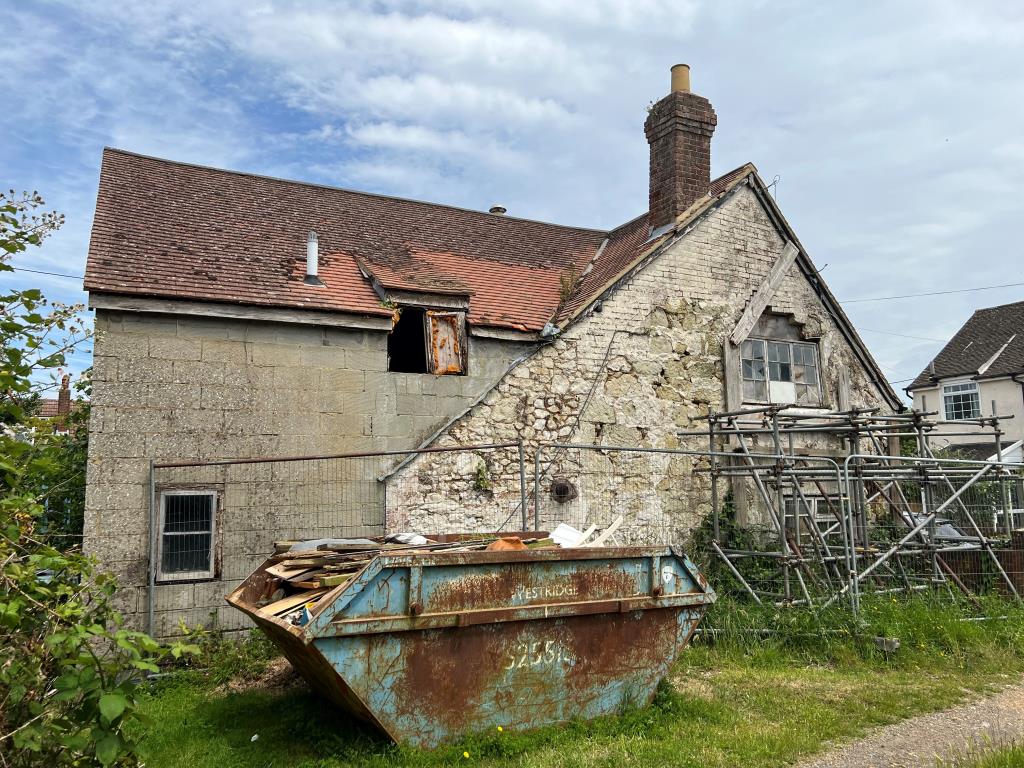 Lot: 128 - THREE-BEDROOM COTTAGE FOR IMPROVEMENT IN POPULAR VILLAGE LOCATION - The Side elevation